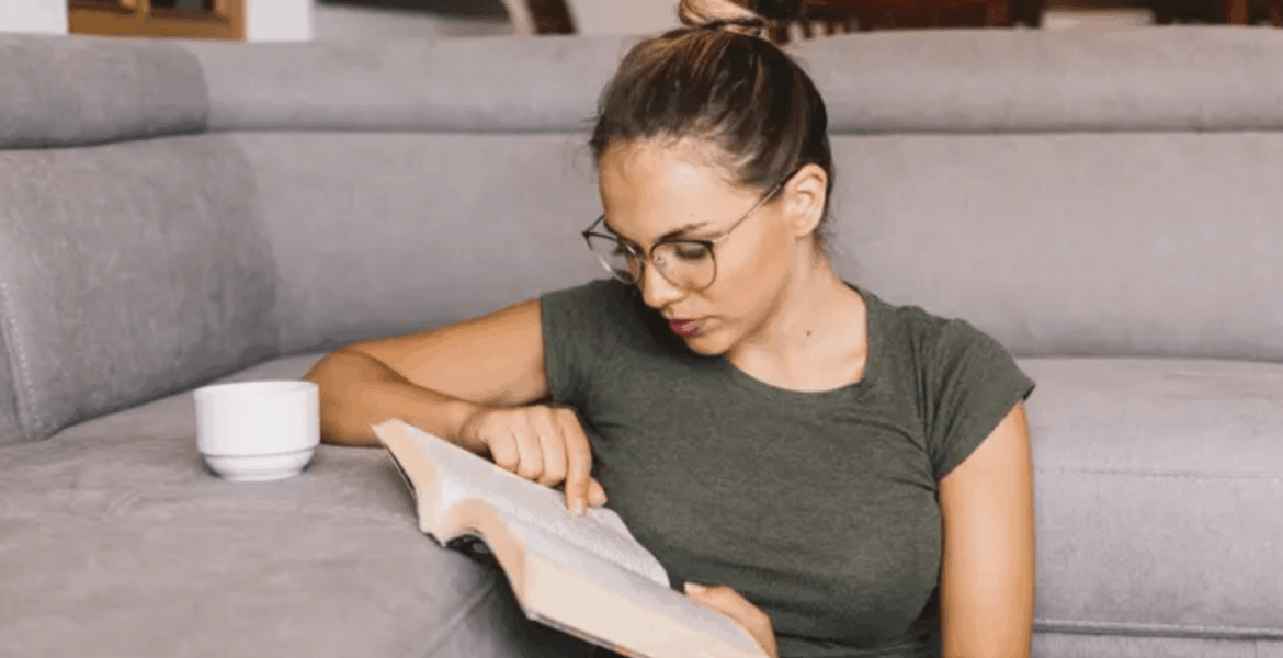 Membaca buku kesehatan mental