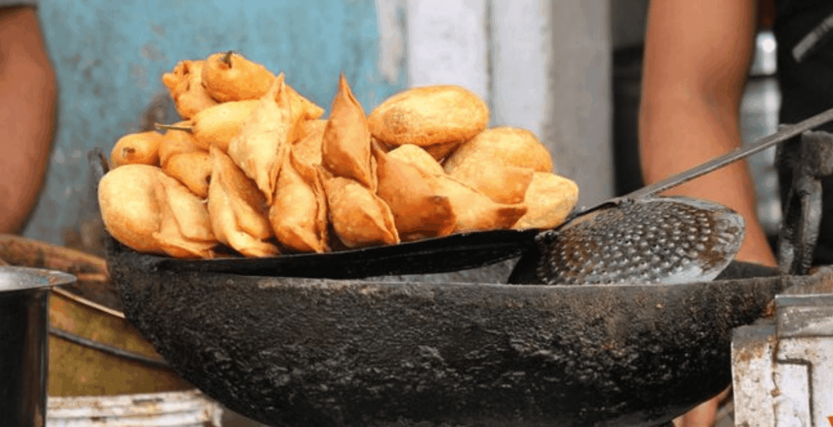 makan gorengan anak