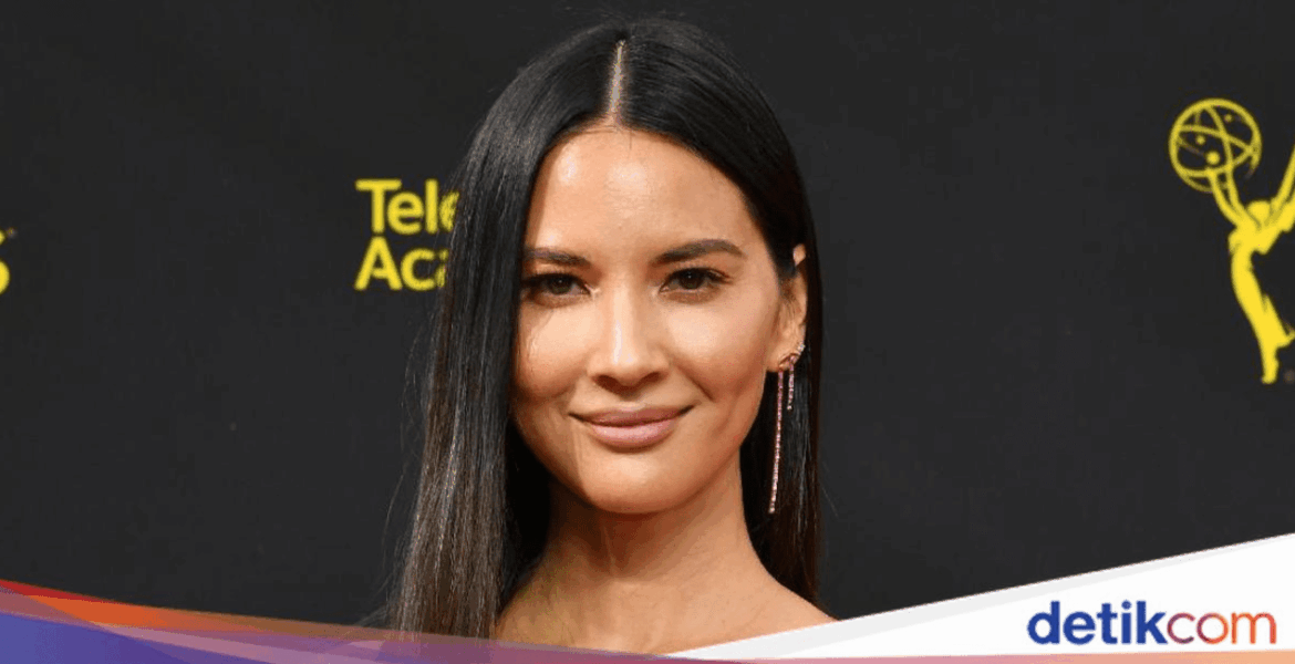 Olivia Munn cabuti bulu mata sendiri