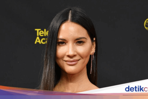Olivia Munn cabuti bulu mata sendiri