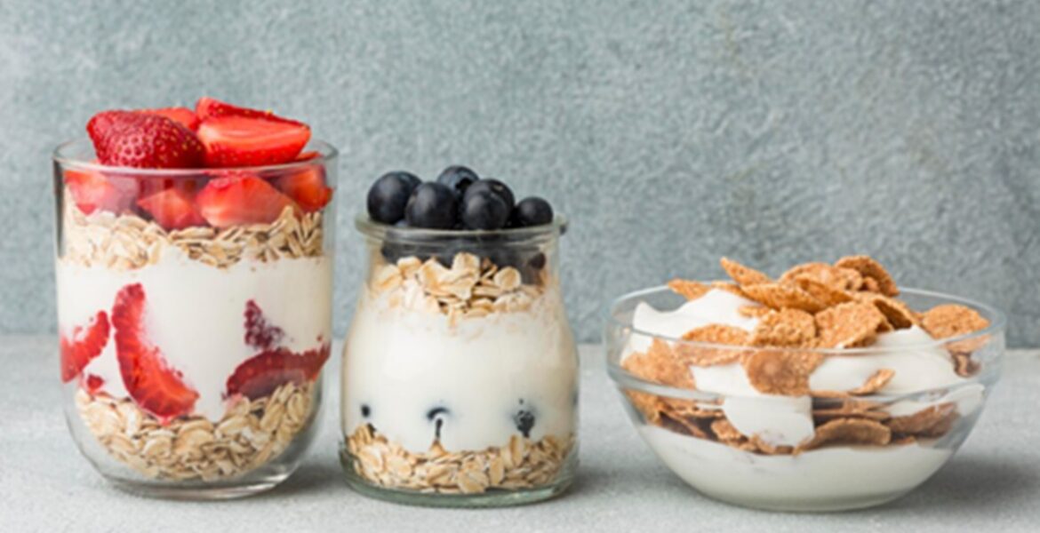 Ilustrasi strawberry yogurt parfait untuk artikel Ahli Gizi: Strawberry Yogurt Parfait Sarapan Terbaik untuk Diet