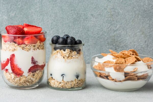 Ilustrasi strawberry yogurt parfait untuk artikel Ahli Gizi: Strawberry Yogurt Parfait Sarapan Terbaik untuk Diet