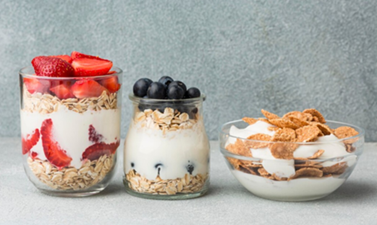 Strawberry Yogurt Parfait untuk Sarapan dan Diet Ilustrasi strawberry yogurt parfait untuk artikel Ahli Gizi: Strawberry Yogurt Parfait Sarapan Terbaik untuk Diet