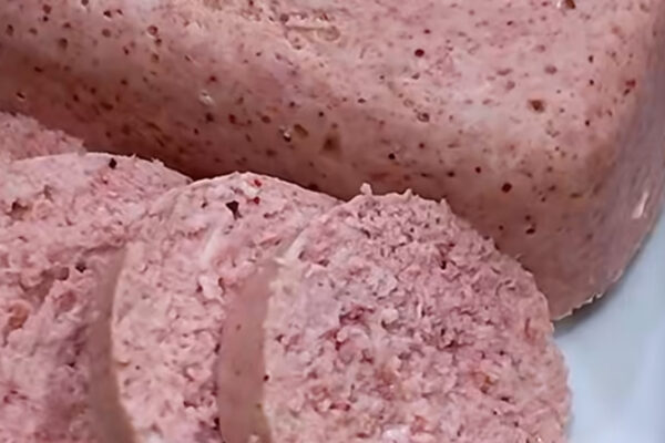 Ilustrasi chicken ham homemade untuk artikel Resep Chicken Ham Homemade Sehat dan Tinggi Protein