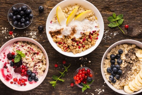 Ilustrasi sarapan oatmeal untuk artikel Cuma Tambah Dua Bahan, Sarapan Oatmeal Pangkas Kolesterol